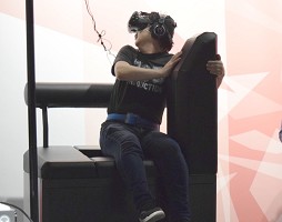 画像ギャラリー No.009のサムネイル画像 / VR ZONEの新アクティビティ「ガンダムユニコーンVR 激突・ダイバ上空」レポート。夜のお台場上空でUCガンダムとシナンジュが激突