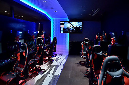 画像ギャラリー No.001のサムネイル画像 / 最新のMSI製ゲーマー向けPCが体験できるeスポーツエリアが，カスタマカフェ歌舞伎町店に登場