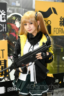 画像ギャラリー No.055のサムネイル画像 / TGS 2018会場を彩ったコンパニオン・コスプレイヤーの写真集をお届け。もちろんZIPファイル付き