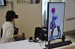画像ギャラリー No.004のサムネイル画像 / ［CEDEC 2019］「ギフトが当たると勝手に動くVTuberアバター」セッションレポート。2人のVTuberが握手し・肩をつかみ・抱き寄せる。物理エンジンを利用した演技サポートシステムを体験