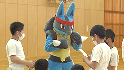 画像ギャラリー No.008のサムネイル画像 / ルカリオが“ラジオ体操応援ポケモン”に就任。かんぽ生命，就任式の様子やルカリオと子供達のラジオ体操の様子を収録したWeb動画を公開
