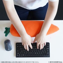 画像ギャラリー No.007のサムネイル画像 / ホロライブ・兎田ぺこらがPCクッションになって登場。全高約55cmのムフー顔が味わい深い一品で，デスクワークのお供におすすめ