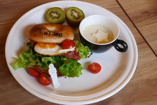 画像ギャラリー No.017のサムネイル画像 / カプコンカフェ，「劇場版 SPY×FAMILY CODE: White」コラボ試食会レポート。可愛らしいグッズと趣向を凝らしたメニューがファンをお出迎え