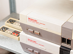 画像ギャラリー No.017のサムネイル画像 / ファミコンのカートリッジをキャンバスに，架空のゲームをデザインする。20回の節目を迎えた「わたしのファミカセ展」のこれまでの歩み