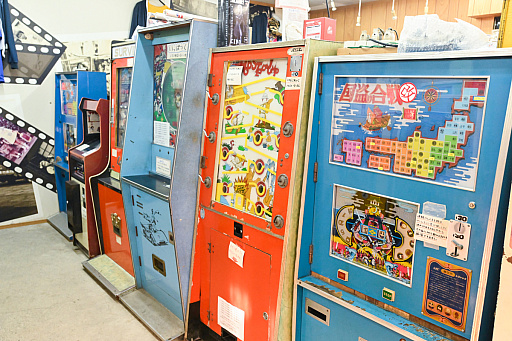 画像ギャラリー No.003のサムネイル画像 / 10円玉を入れてバチンッ！　と弾いたりする，古きゲームたちとまた遊ぼ。東京・板橋の「駄菓子屋ゲーム博物館」に行ってきた