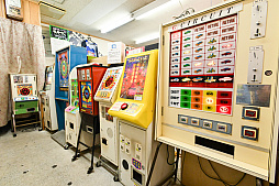 画像ギャラリー No.009のサムネイル画像 / 10円玉を入れてバチンッ！　と弾いたりする，古きゲームたちとまた遊ぼ。東京・板橋の「駄菓子屋ゲーム博物館」に行ってきた