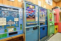 画像ギャラリー No.010のサムネイル画像 / 10円玉を入れてバチンッ！　と弾いたりする，古きゲームたちとまた遊ぼ。東京・板橋の「駄菓子屋ゲーム博物館」に行ってきた