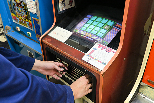 画像ギャラリー No.020のサムネイル画像 / 10円玉を入れてバチンッ！　と弾いたりする，古きゲームたちとまた遊ぼ。東京・板橋の「駄菓子屋ゲーム博物館」に行ってきた