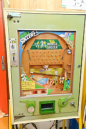 画像ギャラリー No.039のサムネイル画像 / 10円玉を入れてバチンッ！　と弾いたりする，古きゲームたちとまた遊ぼ。東京・板橋の「駄菓子屋ゲーム博物館」に行ってきた