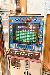 画像ギャラリー No.047のサムネイル画像 / 10円玉を入れてバチンッ！　と弾いたりする，古きゲームたちとまた遊ぼ。東京・板橋の「駄菓子屋ゲーム博物館」に行ってきた