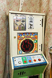 画像ギャラリー No.054のサムネイル画像 / 10円玉を入れてバチンッ！　と弾いたりする，古きゲームたちとまた遊ぼ。東京・板橋の「駄菓子屋ゲーム博物館」に行ってきた