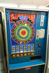 画像ギャラリー No.056のサムネイル画像 / 10円玉を入れてバチンッ！　と弾いたりする，古きゲームたちとまた遊ぼ。東京・板橋の「駄菓子屋ゲーム博物館」に行ってきた