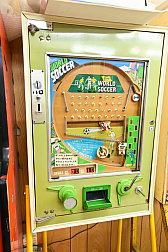 画像ギャラリー No.081のサムネイル画像 / 10円玉を入れてバチンッ！　と弾いたりする，古きゲームたちとまた遊ぼ。東京・板橋の「駄菓子屋ゲーム博物館」に行ってきた