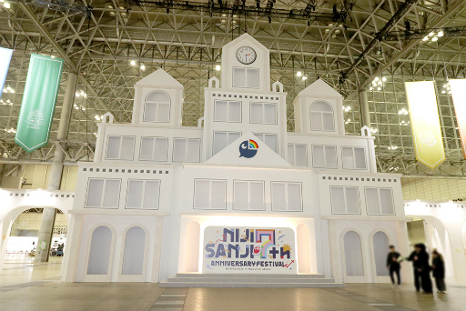 画像ギャラリー No.001のサムネイル画像 / 「にじさんじフェス 2025」ライバーの私物はなぜか石率多め？　百人一首は個性のあふれすぎた作品がずらり