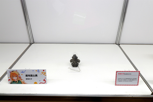 画像ギャラリー No.004のサムネイル画像 / 「にじさんじフェス 2025」ライバーの私物はなぜか石率多め？　百人一首は個性のあふれすぎた作品がずらり
