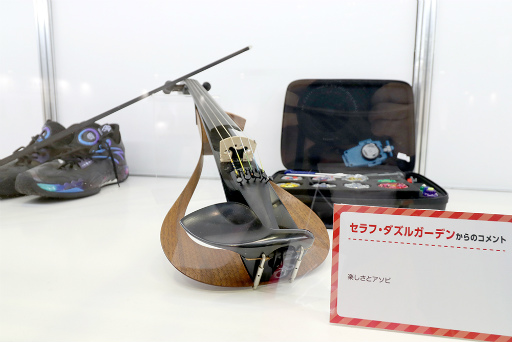 画像ギャラリー No.007のサムネイル画像 / 「にじさんじフェス 2025」ライバーの私物はなぜか石率多め？　百人一首は個性のあふれすぎた作品がずらり