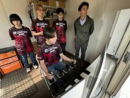 画像ギャラリー No.005のサムネイル画像 / KONAMI eスポーツ学院の生徒がリモートで油圧ショベルを操作！ 産学連携による課外活動をレポート