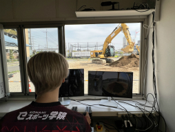 画像ギャラリー No.006のサムネイル画像 / KONAMI eスポーツ学院の生徒がリモートで油圧ショベルを操作！ 産学連携による課外活動をレポート