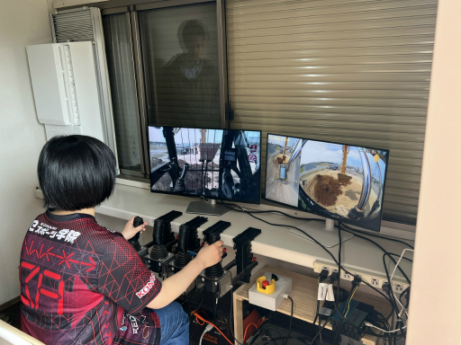 画像ギャラリー No.007のサムネイル画像 / KONAMI eスポーツ学院の生徒がリモートで油圧ショベルを操作！ 産学連携による課外活動をレポート