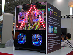 画像ギャラリー No.002のサムネイル画像 / ［COMPUTEX 2008＃06］ゲームの4人同時対戦を可能にする“4PC in 1”な1台「DENUBE」