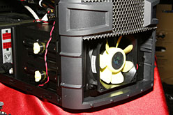 画像ギャラリー No.005のサムネイル画像 / microATX対応のミニタワーでHD 5970対応！ In Winのゲーマー向け小型PCケースが2010年3月に登場へ