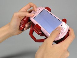 画像ギャラリー No.010のサムネイル画像 / 「モンハン持ち＋1」スキルの効果アリ。「モンハン工学」に基づいたというPSP用グリップを試してみた