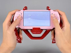 画像ギャラリー No.017のサムネイル画像 / 「モンハン持ち＋1」スキルの効果アリ。「モンハン工学」に基づいたというPSP用グリップを試してみた