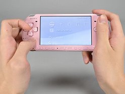 画像ギャラリー No.020のサムネイル画像 / 「モンハン持ち＋1」スキルの効果アリ。「モンハン工学」に基づいたというPSP用グリップを試してみた