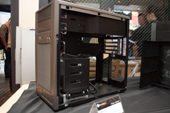 画像ギャラリー No.012のサムネイル画像 / “米びつ”PCケースにMini-ITX対応版が登場，Raven RV04は「開発中」〜秋葉原で行われたSilverStoneイベントレポート