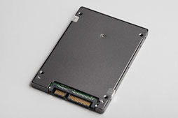 画像ギャラリー No.009のサムネイル画像 / 2012年冬版,ゲーマーのためのSSD購入ガイド。技術解説を交えつつ,全9モデルを横並びで比較する