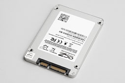 画像ギャラリー No.021のサムネイル画像 / 2012年冬版,ゲーマーのためのSSD購入ガイド。技術解説を交えつつ,全9モデルを横並びで比較する
