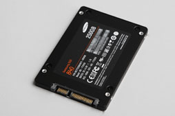 画像ギャラリー No.030のサムネイル画像 / 2012年冬版,ゲーマーのためのSSD購入ガイド。技術解説を交えつつ,全9モデルを横並びで比較する