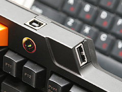 画像ギャラリー No.008のサムネイル画像 / 3ボタン仕様のゲーマー向けマウス「Razer Salmosa」，重量は90gに。GIGABYTEとASUSはゲーマー向けキーボードを公開