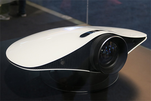 画像ギャラリー No.009のサムネイル画像 / ［CES 2017］3画面標準搭載のゲーマー向けノートPC計画「Valerie」をRazerが披露。ゲームの映像を画面外に投影する特殊なプロジェクタも
