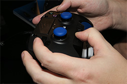 画像ギャラリー No.010のサムネイル画像 / ［CES 2017］Razer初のPS4用ゲームパッド「Raiju」。2万円超級のPS公式ライセンス取得済み入力デバイスに触ってきた