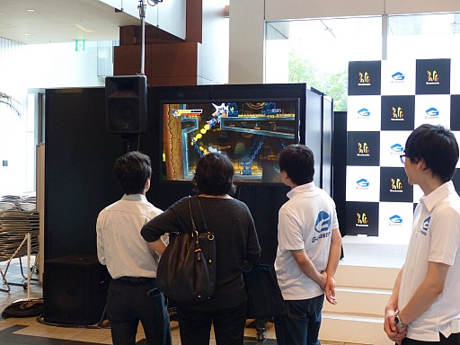 画像ギャラリー No.011のサムネイル画像 / クラウドゲーム機「G-cluster」発売記念イベントの模様をレポート。PR大使に就任したつるの剛士さんと西山茉希さんも興味津々