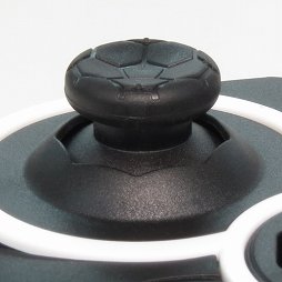 画像ギャラリー No.005のサムネイル画像 / HORI，サッカーゲームに特化したゲームパッド「ファンタジスタ」を11月に発売。背面アナログスティックなどの独自機能で操作性の向上を図る
