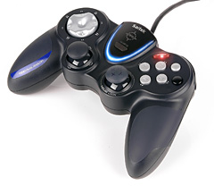 画像ギャラリー No.004のサムネイル画像 / Saitek製デジタル＆アナログ両対応ゲームパッド「P990」を完全日本語版で7月18日に再販。エントリーモデル「P220」も同時発売