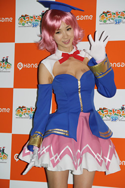 画像ギャラリー No.005のサムネイル画像 / ［TGS 2011］ほしのあきさんをPR大使に任命。会員数300万人を誇るハンゲームの人気オンラインRPGのスマートフォン版「チョコットランドSP」が発表に