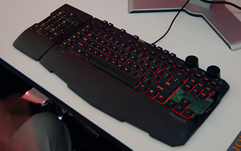 画像ギャラリー No.005のサムネイル画像 / 「X6 Keyboard」&「X5 Mouse」。実機展示された「SideWinder」の気になるところを担当者に確認
