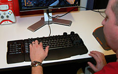 画像ギャラリー No.006のサムネイル画像 / 「X6 Keyboard」&「X5 Mouse」。実機展示された「SideWinder」の気になるところを担当者に確認
