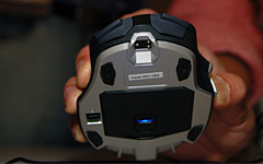 画像ギャラリー No.008のサムネイル画像 / 「SideWinder X8 Mouse」詳報。穴のないスペックは,ゲーマー向けワイヤレスマウスの概念を変えるか?