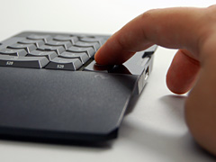 画像ギャラリー No.011のサムネイル画像 / 「SideWinder X6 Keyboard」ファーストインプレッション。多機能キーボードとしてのデキは良好