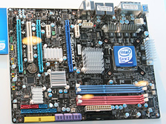 画像ギャラリー No.008のサムネイル画像 / Intel，「Atom」やIntel 4シリーズチップセットの実機をCeBITで公開