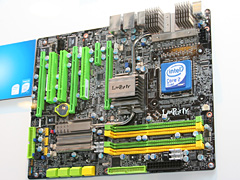 画像ギャラリー No.010のサムネイル画像 / Intel，「Atom」やIntel 4シリーズチップセットの実機をCeBITで公開