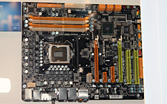 画像ギャラリー No.004のサムネイル画像 / 「P57」「H57/H55」チップセットのスペックが垣間見える,CeBIT 2009のIntelブース
