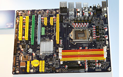 画像ギャラリー No.008のサムネイル画像 / 「P57」「H57/H55」チップセットのスペックが垣間見える,CeBIT 2009のIntelブース