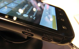 画像ギャラリー No.005のサムネイル画像 / ドックにつなぐとPCのように使える新コンセプトスマートフォン「ATRIX 4G」は,スーパーケータイ台風の目となるか