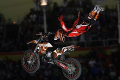 画像ギャラリー No.008のサムネイル画像 / ［iPhone］命知らずのライダーになって華麗な技を！　「Red Bull X-Fighters」