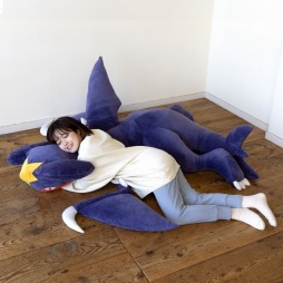 画像ギャラリー No.002のサムネイル画像 / 「ポケモン ダイヤモンド・パール」のマッハポケモン“ガブリアス”のビッグサイズクッションが登場。予約受付を開始